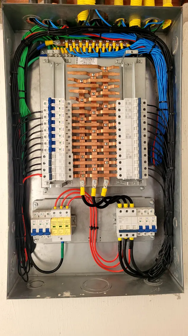 Montagem de Quadro de Distribuição com Barramentos